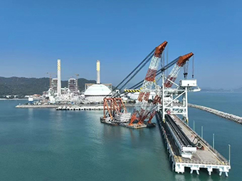 華潤海豐卸船機順利吊裝，助力粵港澳大灣區(qū)能源供應